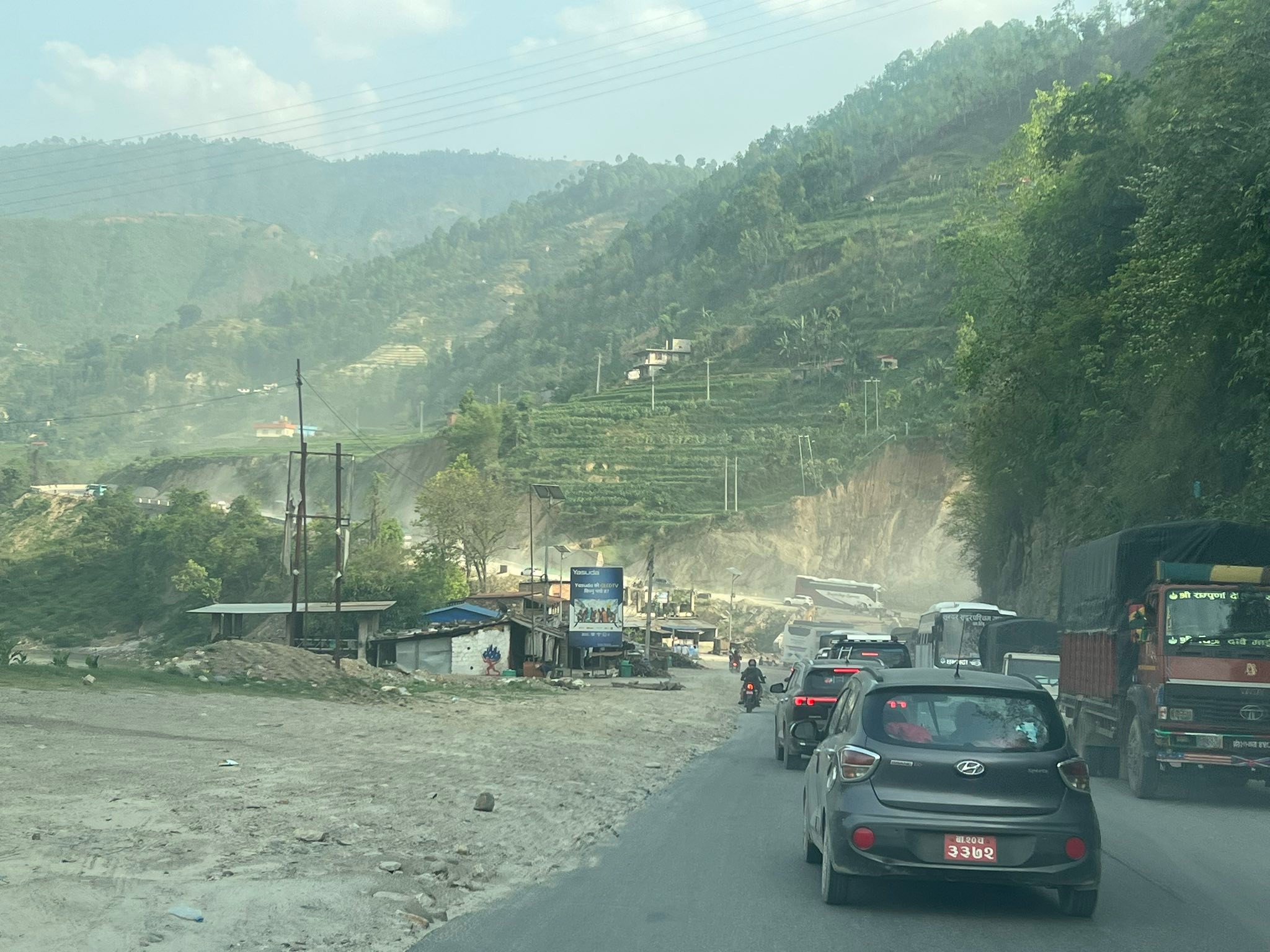 काठमाडौँ–मुग्लिन सडकमा रोकिएका सवारी गन्तव्यतर्फ पठाइँदै