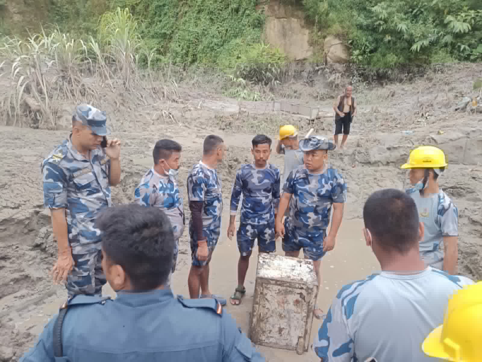 बाढीपछि माटोभित्र भेटियो पैसाको लकर, प्रहरीको जिम्मा