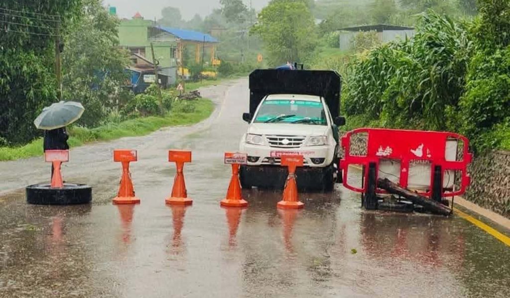 रोशीमा पहिरो खस्दा बीपी राजमार्ग अवरुद्ध
