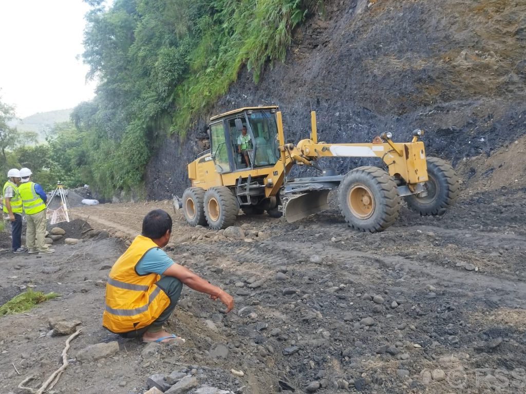 ग्यास अभावपछि कृष्णभीरको सडक खुलाउन युद्धस्तरमा काम, ग्राभेल हाल्न सुरु