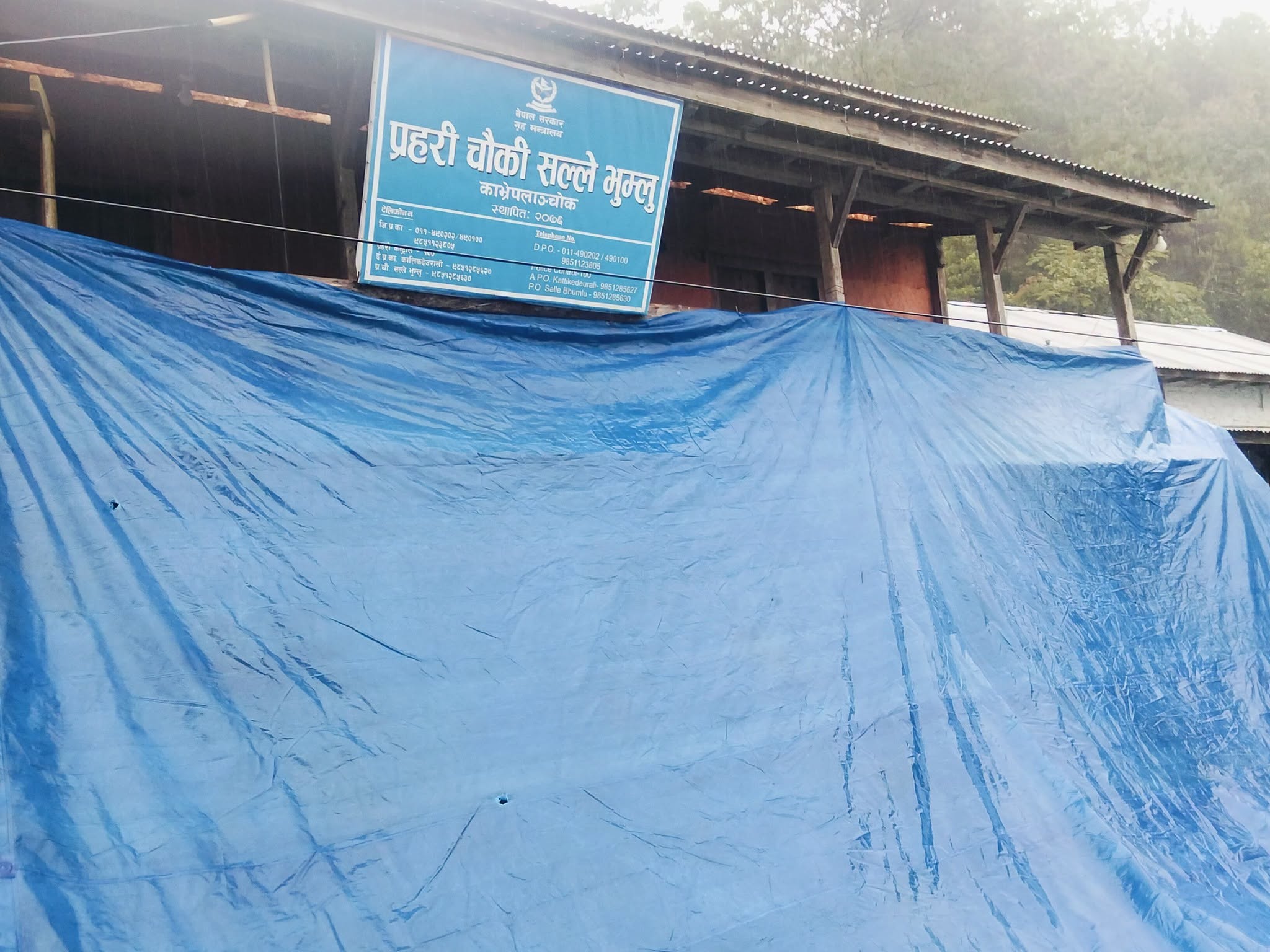 लगातारको वर्षापछि सल्ले प्रहरी चौकी पहिरोको जोखिममा