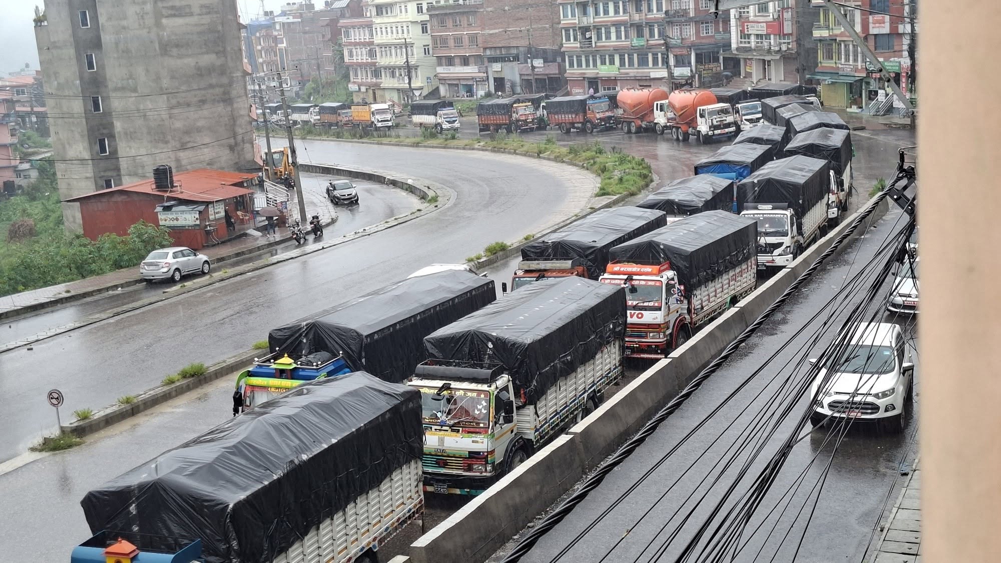 बीपी राजमार्ग अवरुद्ध भएपछि धुलिखेलमा सवारीसाधन ‘होल्ड’