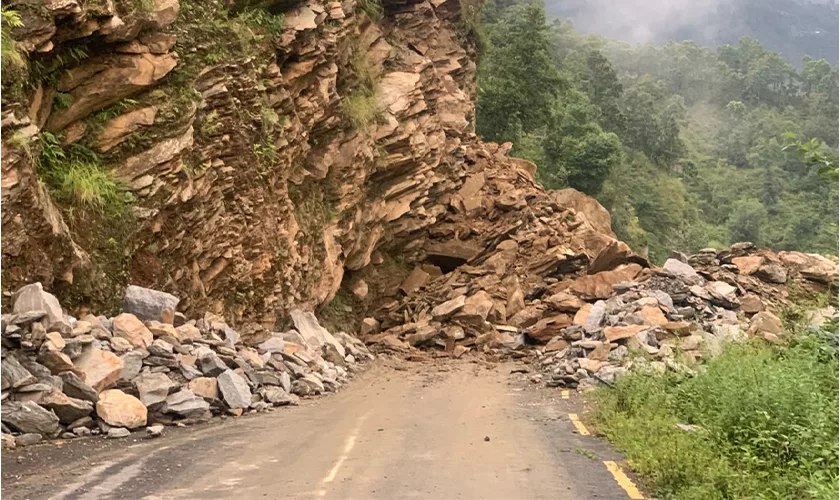 सुक्खा पहिरो खस्दा रसुवाको वैकल्पिक सडक अवरुद्ध