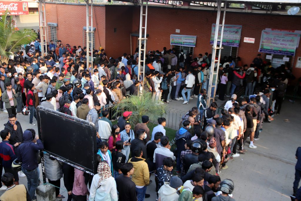 अग्रिम टिकट बुकिङ खुल्नुअघि नै नयाँ बसपार्कमा यात्रुको घुइँचो